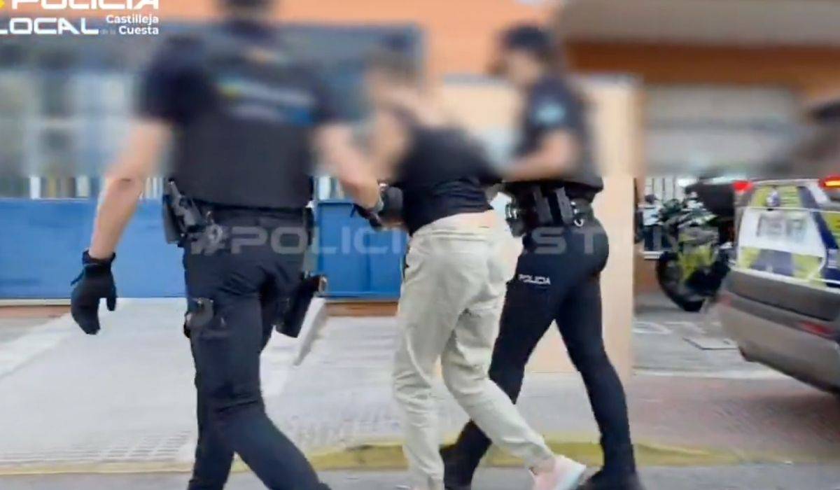 Roban lencería en Sevilla, les quitan el coche, acude después a recogerlo portando mucha droga y muerde a un policía