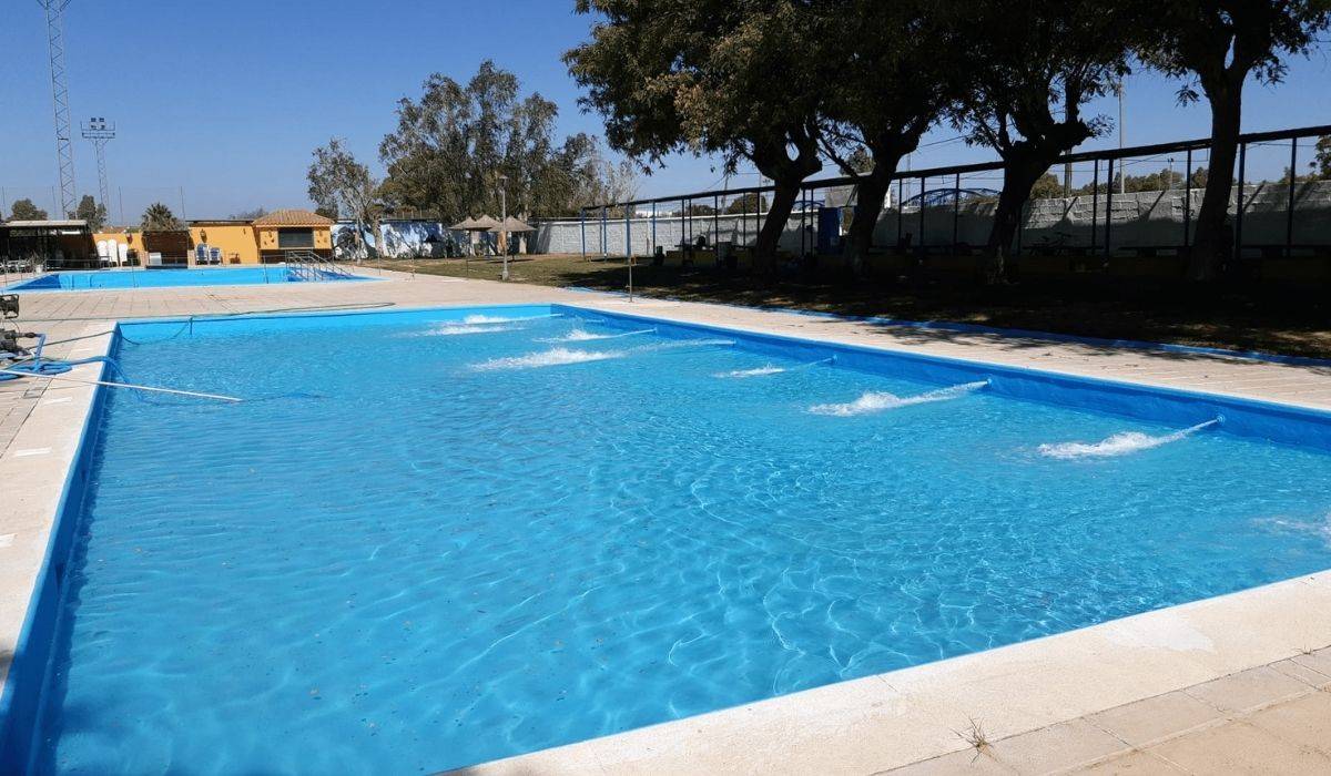 Muere una mujer en la piscina municipal de La Barca