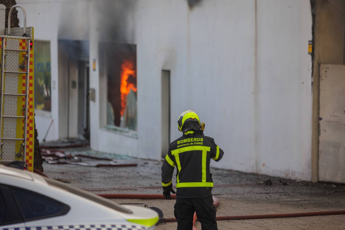 El incendio en el polígono industrial a la entrada de Jerez, en imágenes