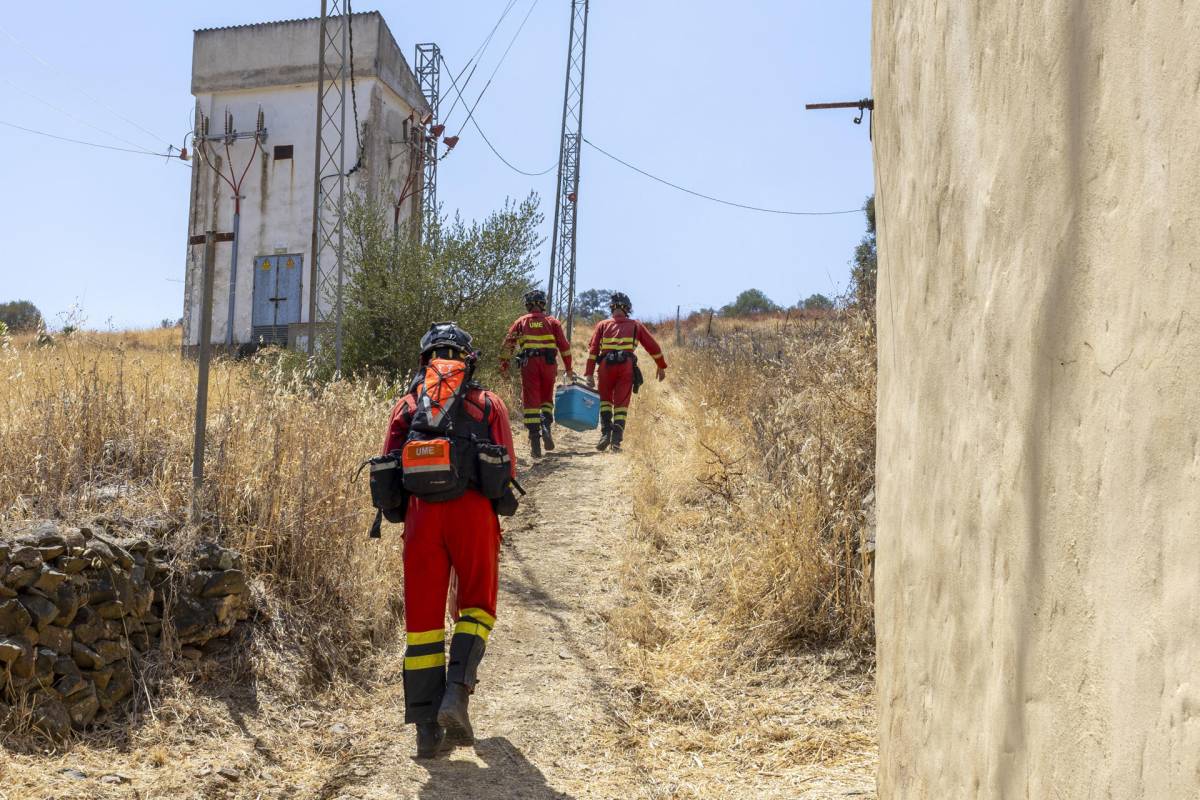 La UME realiza labores de prevención en la aldea desalojada de Marigenta. El operativo de extinción del incendio forestal originado en Niebla (Huelva) hace una semana ha logrado contener el frente activo en dos tercios del sector norte. - ALBERTO DÍAZ / EFE La UME realiza labores de prevención en la aldea desalojada de Marigenta. El operativo de extinción del incendio forestal originado en Niebla (Huelva) hace una semana ha logrado contener el frente activo en dos tercios del sector norte.