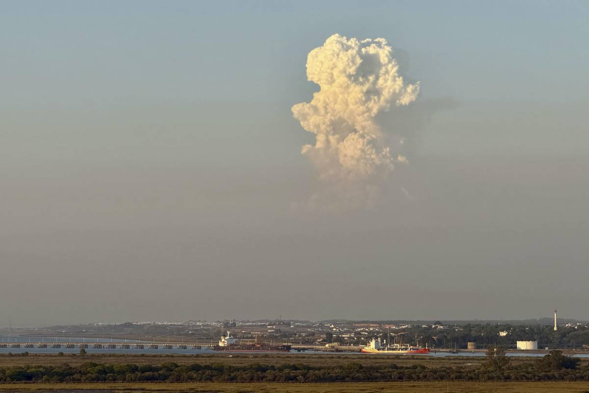 Juanma Moreno visita este viernes el foco de la lucha contra el macroincendio en Niebla tras las primeras noticias positivas en más de una semana 