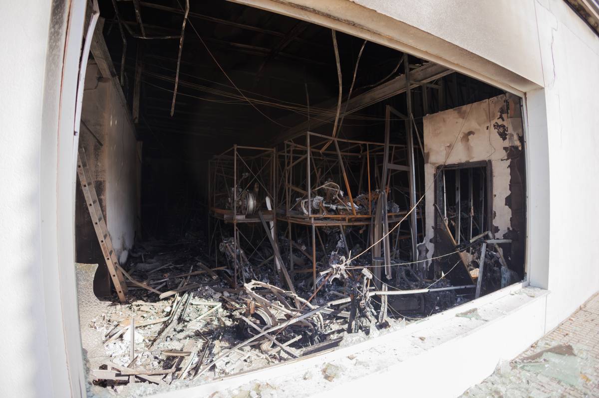 Así está la nave de motos calcinada en Jerez al día siguiente del fuerte incendio: apagan rescoldos en la tienda de muebles