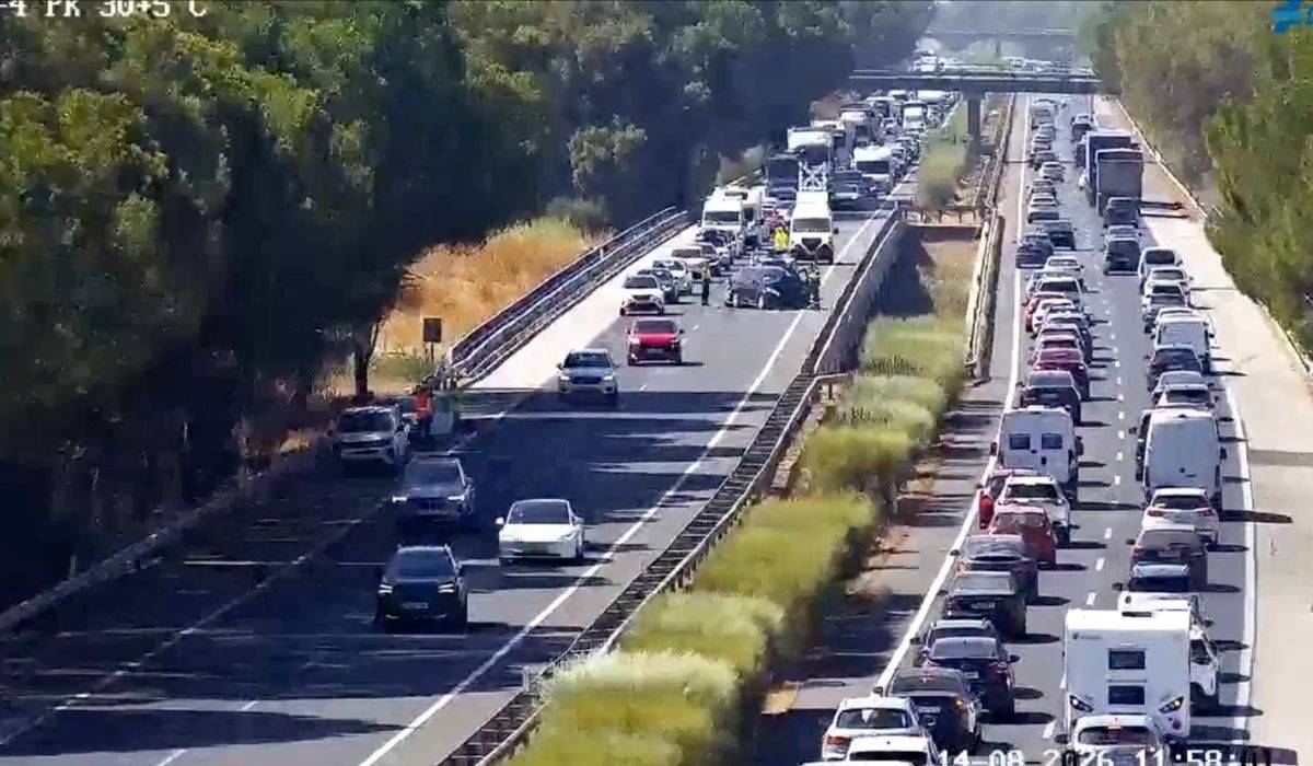 Colapso de la AP-4 entre Sevilla y Cádiz en ambos sentidos por un accidente de cuatro coches: la DGT comunica la situación por canales oficiales