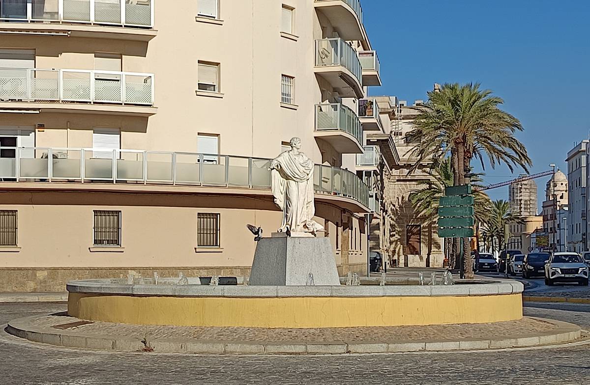 Fuente de L.C. Balbo, el Menor, vista general, al fondo catedral y Casa de Iberoamérica. - Fuente de L.C. Balbo, el Menor, vista general, al fondo catedral y Casa de Iberoamérica.