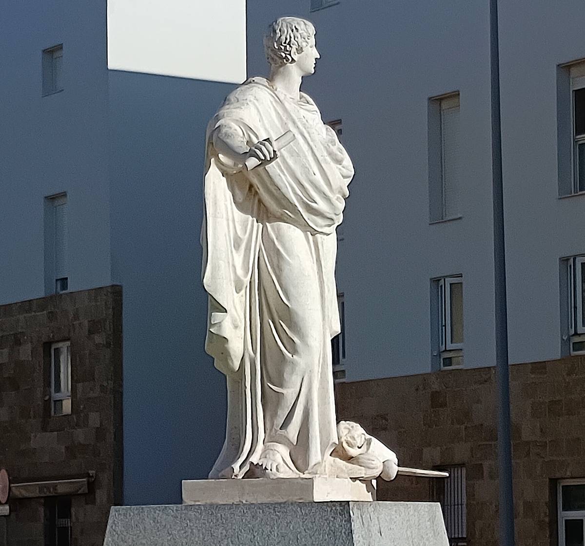 Estatua de L.C. Balbo, el Menor, visión angular derecha. - Estatua de L.C. Balbo, el Menor, visión angular derecha.