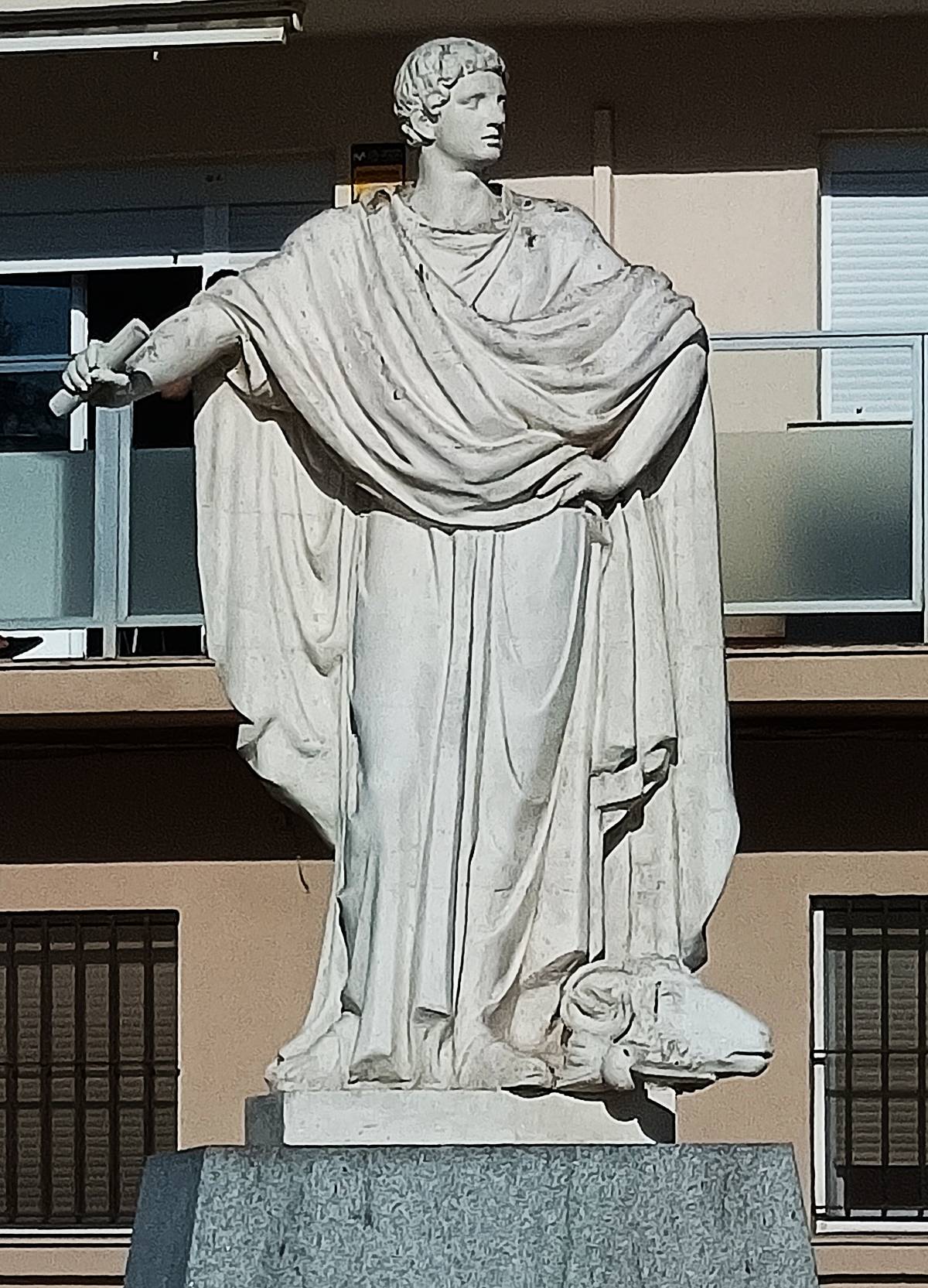 Estatua de L.C. Balbo, el Menor, visión frontal. - Estatua de L.C. Balbo, el Menor, visión frontal.