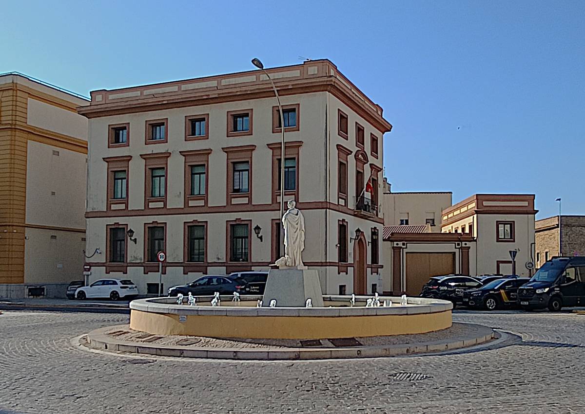 Fuente de Balbo. con la comisaría de policía al fondo. - Fuente de Balbo. con la comisaría de policía al fondo.