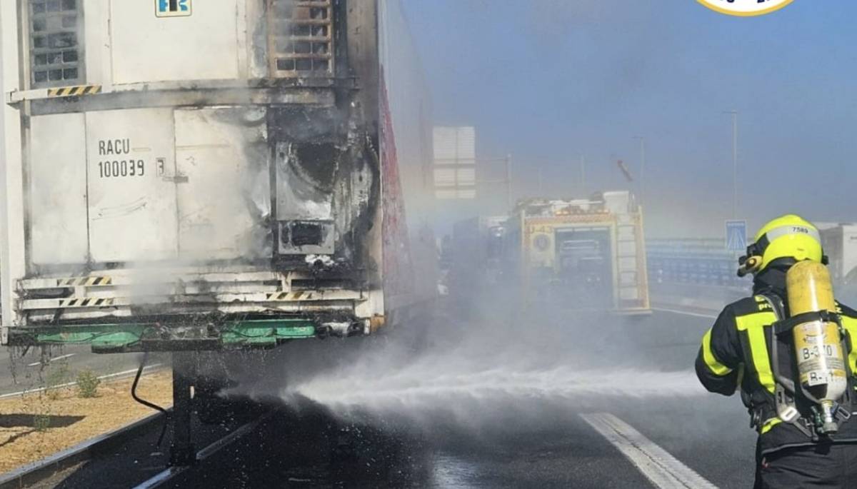 Aparatosa extinción de un fuego en el motor de refrigeración de un camión en Cádiz
