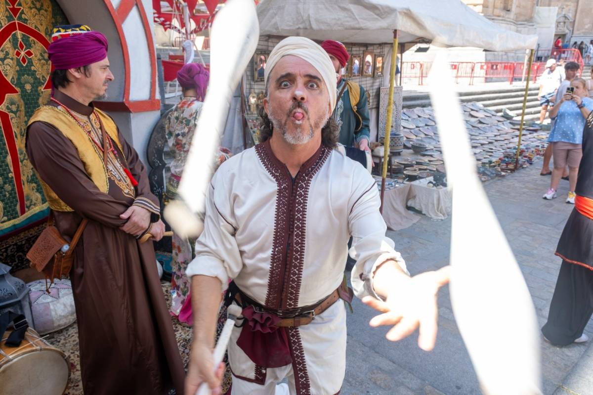 El Pópulo de Cádiz vuelve a Al-Ándalus en uno de los "referentes" del verano: circo, malabares, personajes itinerantes y cuentacuentos