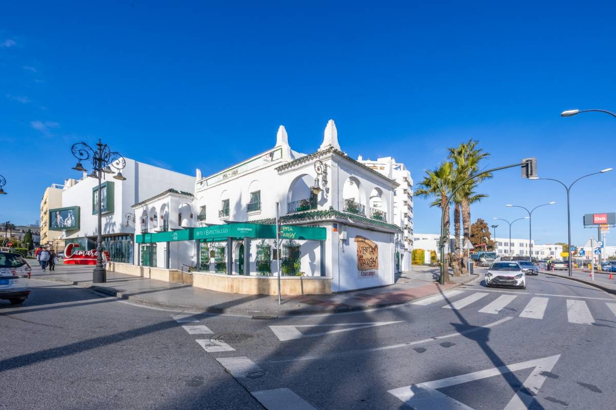 Exterior de la Venta de Vargas, con el Museo Camarón al fondo.