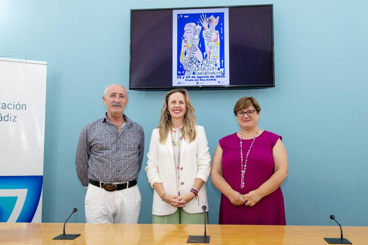 La diputada provincial de Cultura y alcaldesa de Prado del Rey, Vanesa Beltrán, junto a la concejal de Cultura, Isabel Blanco, y el artista plástico José Hinojo
