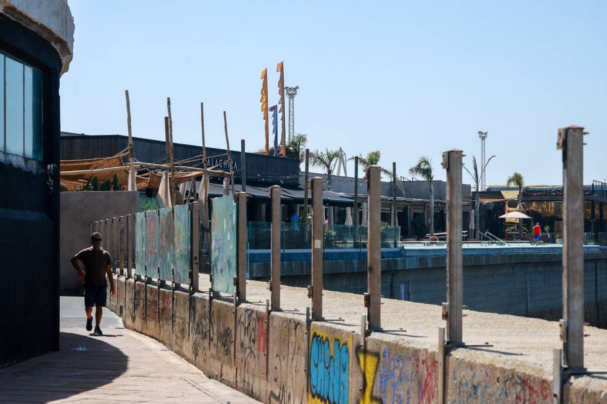 Los vecinos de La Punta de San Felipe de Cádiz se quejan de Momart y Calachica por ruido, suciedad y botellones: 