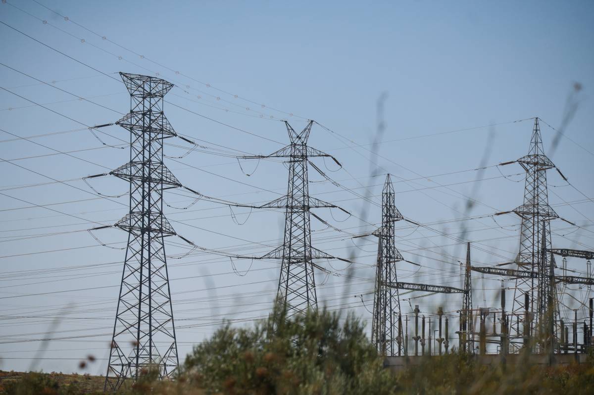 Precio de la luz hoy, 15 de agosto: cae a 0,57 euros/MWh a mediodía y se dispara por la noche