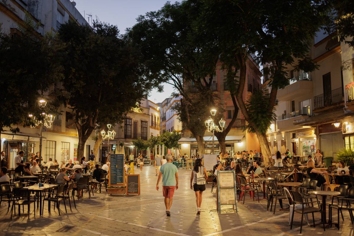 El centro de Jerez, retratado en una noche de verano: una historia en imágenes de terrazas, tabancos y conciertos