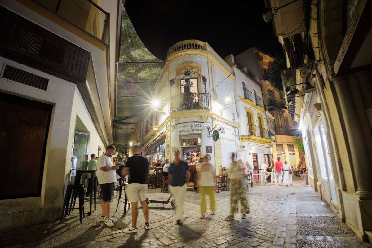 El centro de Jerez, retratado en una noche de verano: una historia en imágenes de terrazas, tabancos y conciertos