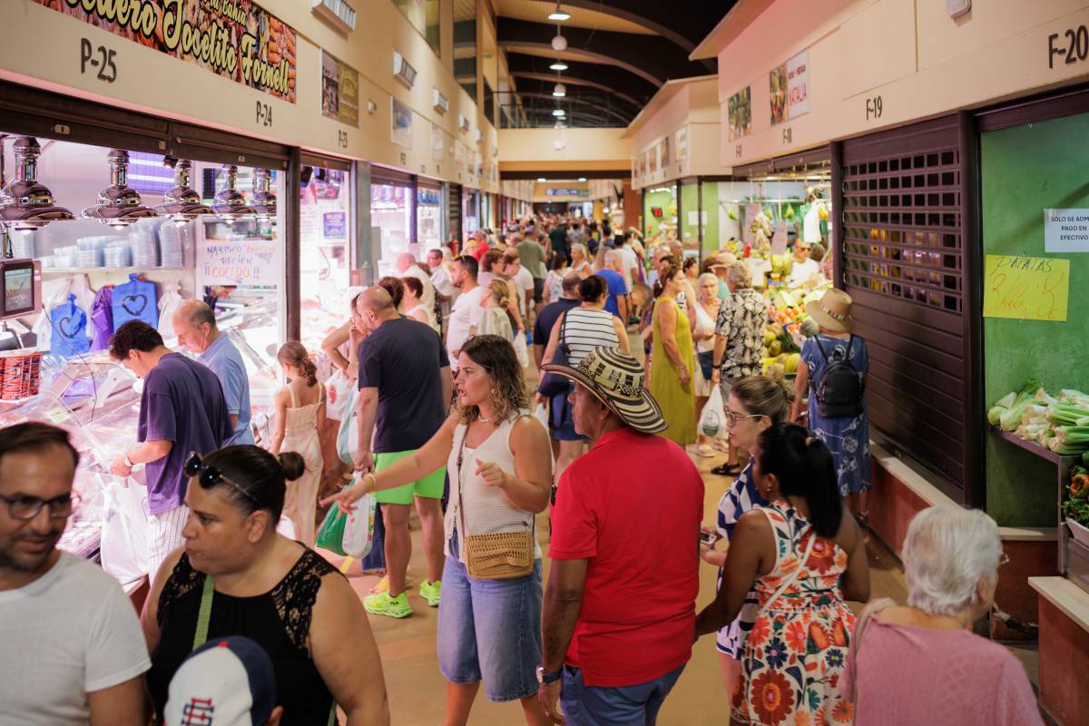Una mañana de verano desde una de las almas de Chiclana, su mercado de abastos, rebosante de vida: 