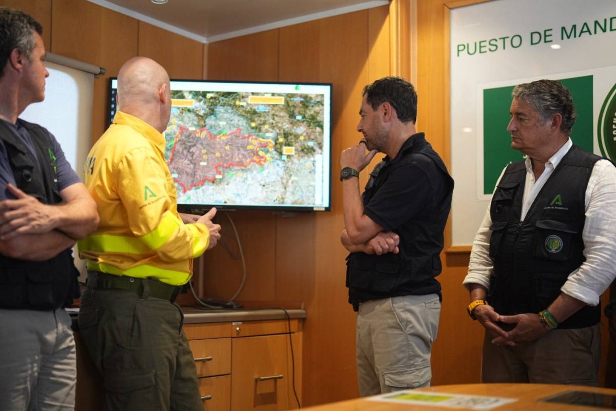 Moreno junto a Sanz, este pasado viernes, en el PMA del incendio en Niebla. - Moreno junto a Sanz, este pasado viernes, en el PMA del incendio en Niebla.