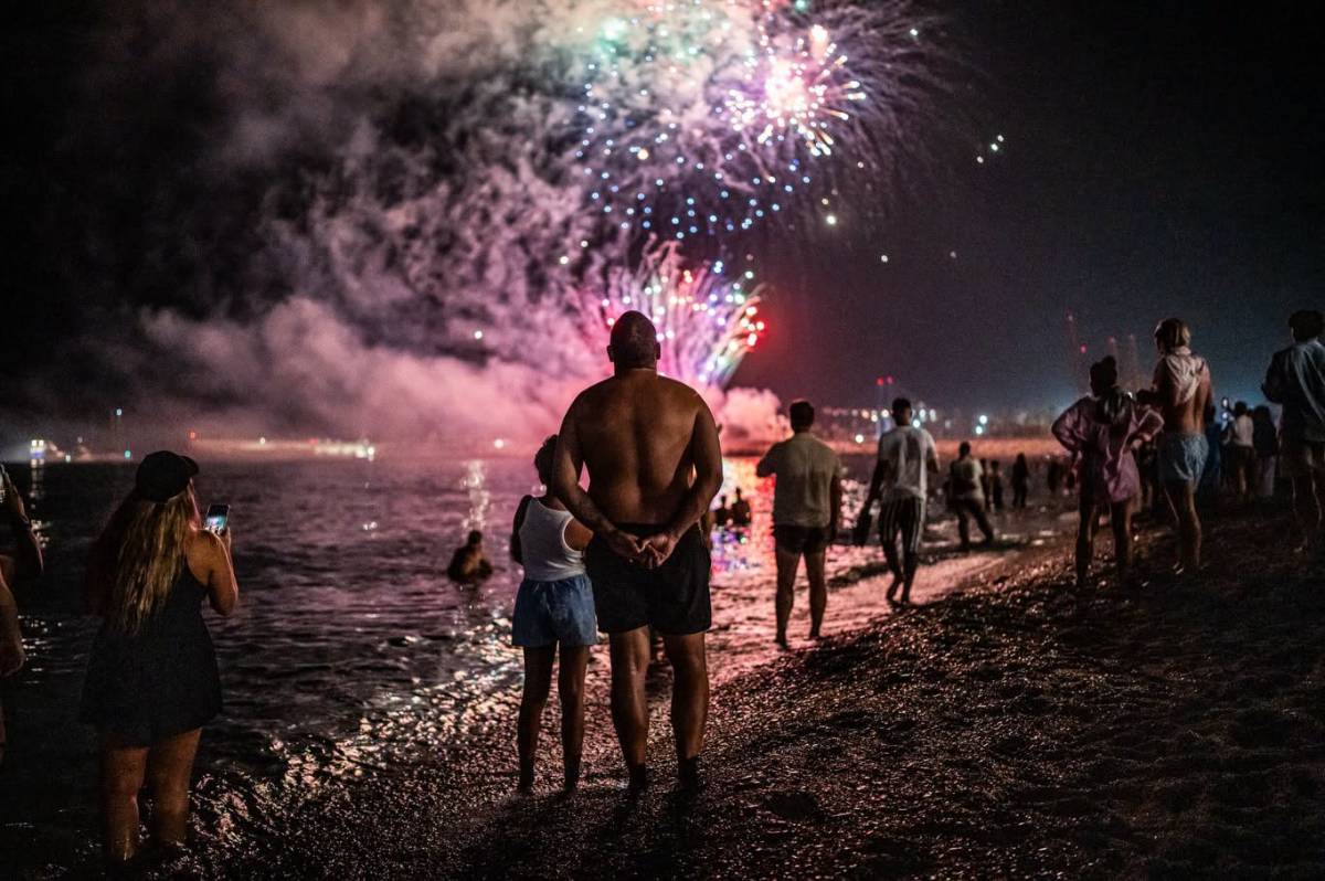 Así ha sido el espectacular estreno de la Feria de Málaga 2026: fuegos artificiales y 440 drones entre baños nocturnos en las playas
