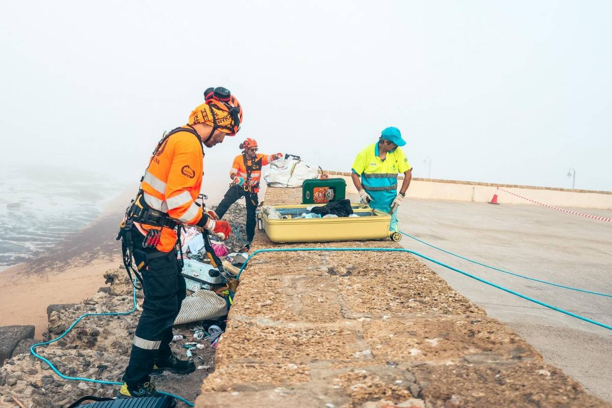 Cádiz se harta de esperar a Costas y actúa exprés contra la mugre en el entorno de La Caleta