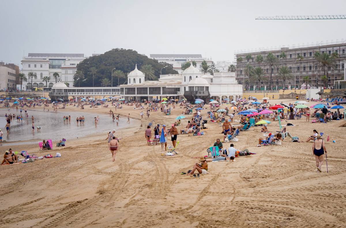 'Ferragosto' en La Caleta: imágenes de la playa de Cádiz envuelta en un paisaje invernal en pleno verano