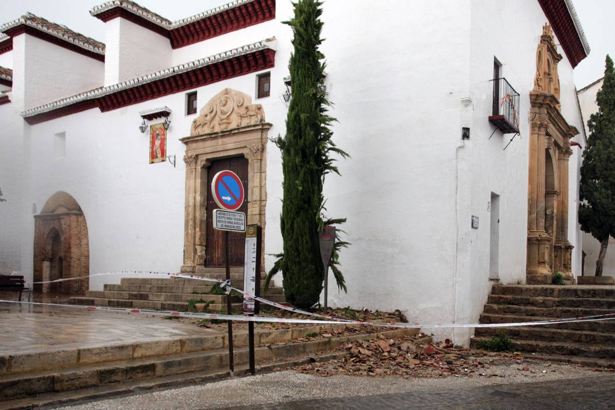 Iglesia de San Miguel, en Granada, afectada por el terremoto este sábado.