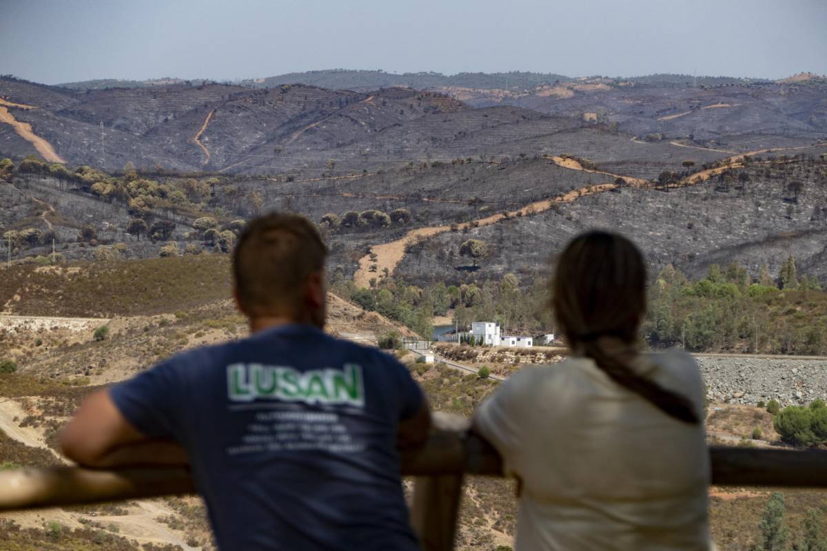 El incendio de Niebla frena su avance por primera vez en nueve días: "Hemos logrado estrangular el fuego"