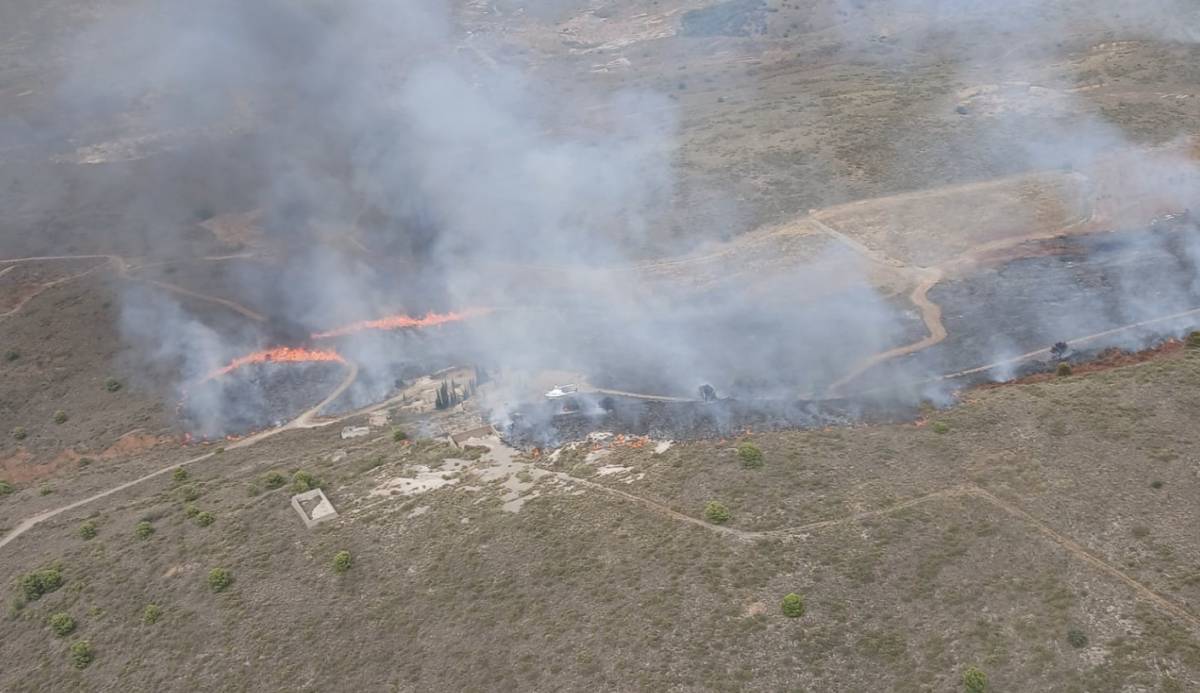 Tras el terremoto, incendio forestal en Granada: siete medios aéreos luchan contra las llamas en un paraje de la Alpujarra
