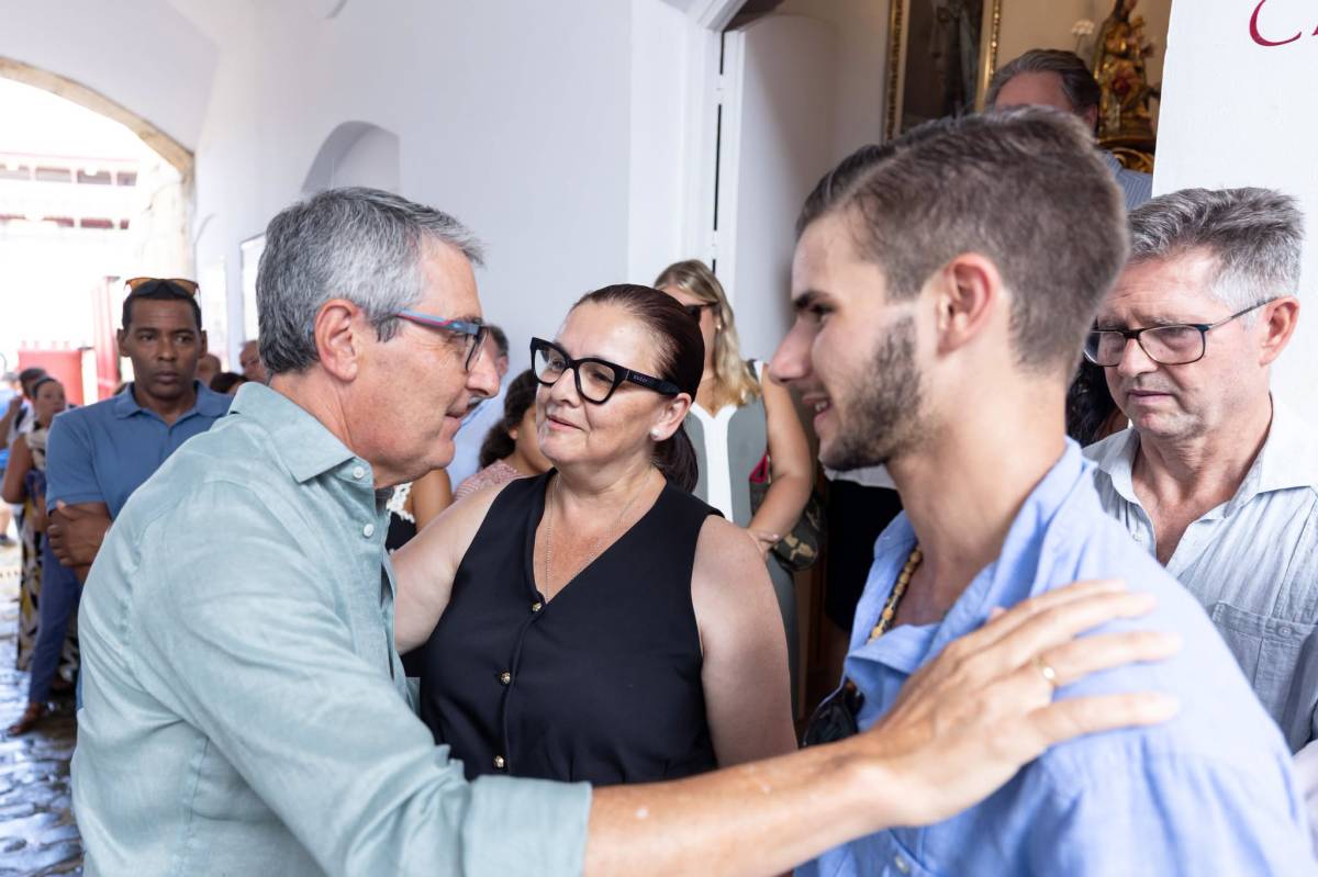 El presidente de Diputación saluda a los familiares del diestro. - El presidente de Diputación saluda a los familiares del diestro.