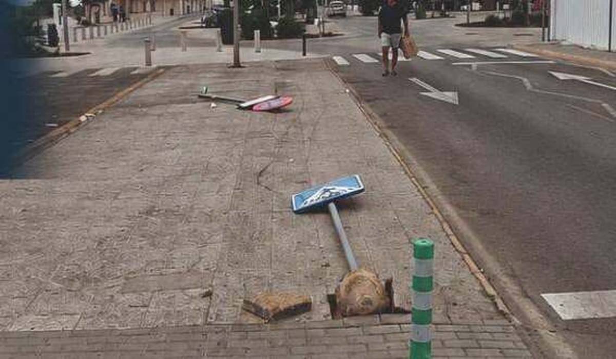 Señales destrozadas, botellas contra un taxi y daños en un bar de Conil: varios jóvenes, identificados