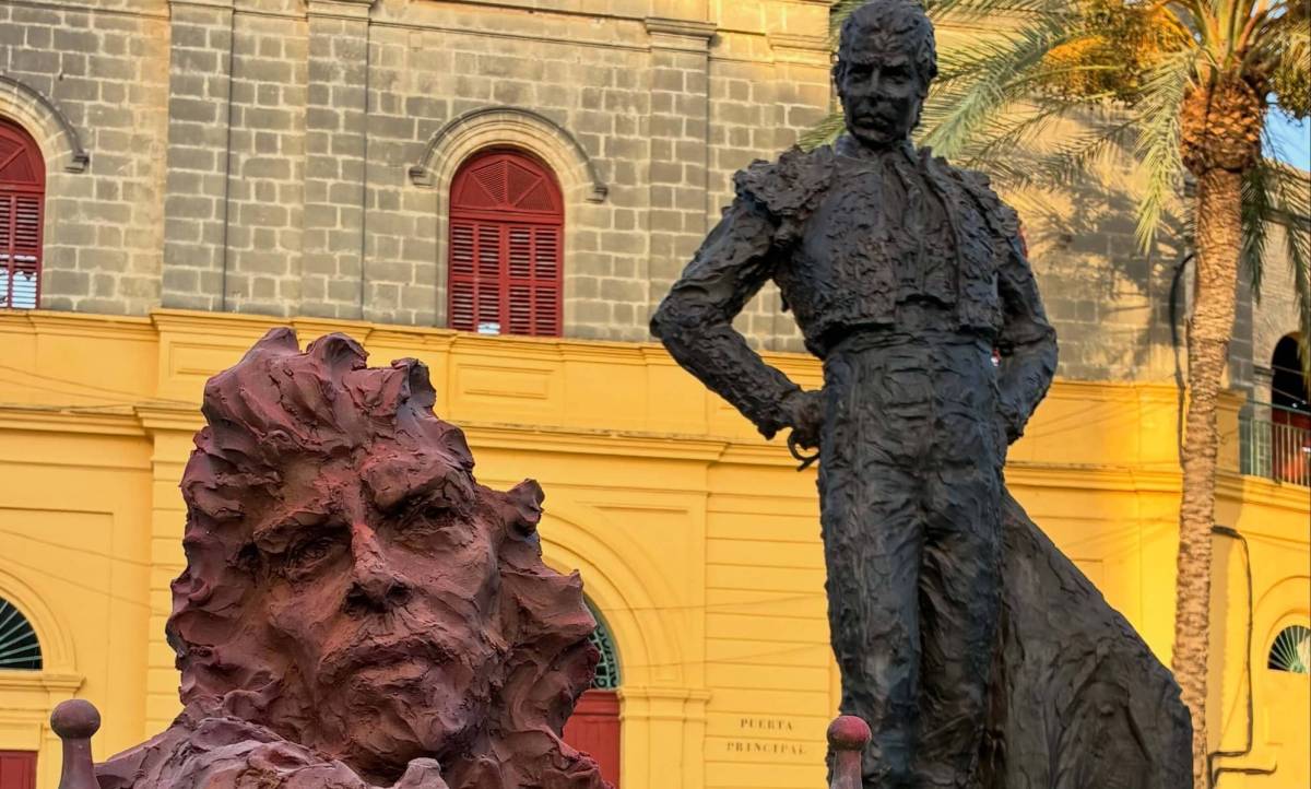 Camarón y Rafael de Paula, juntos frente a la Plaza de Toros de Jerez - Camarón y Rafael de Paula, juntos frente a la Plaza de Toros de Jerez