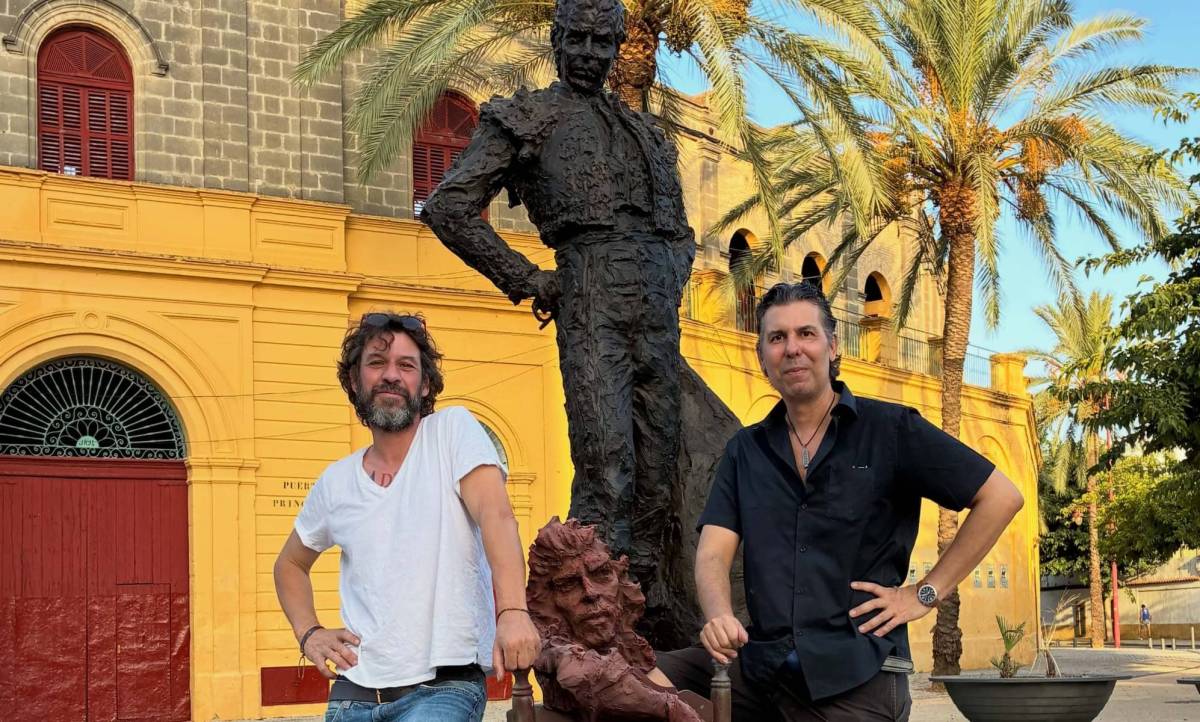 Camarón y Rafael de Paula, juntos frente a la Plaza de Toros de Jerez - Camarón y Rafael de Paula, juntos frente a la Plaza de Toros de Jerez