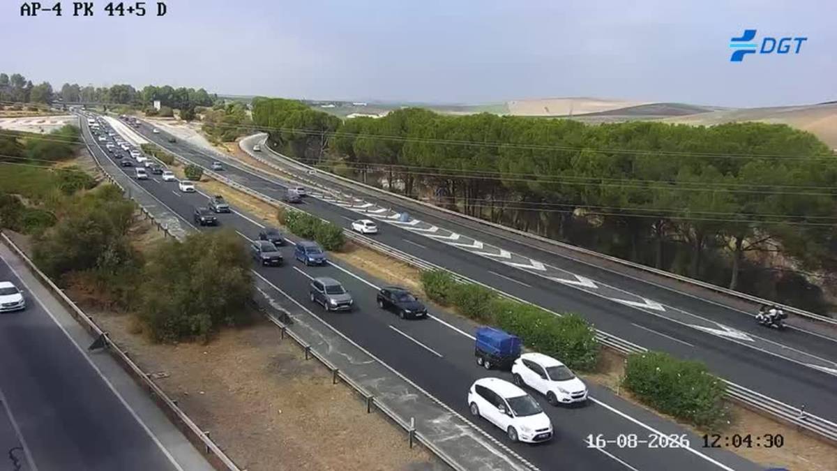 La operación salida sigue apretando la AP-4: seis kilómetros de atasco hacia Sevilla y dos incidencias camino de Cádiz