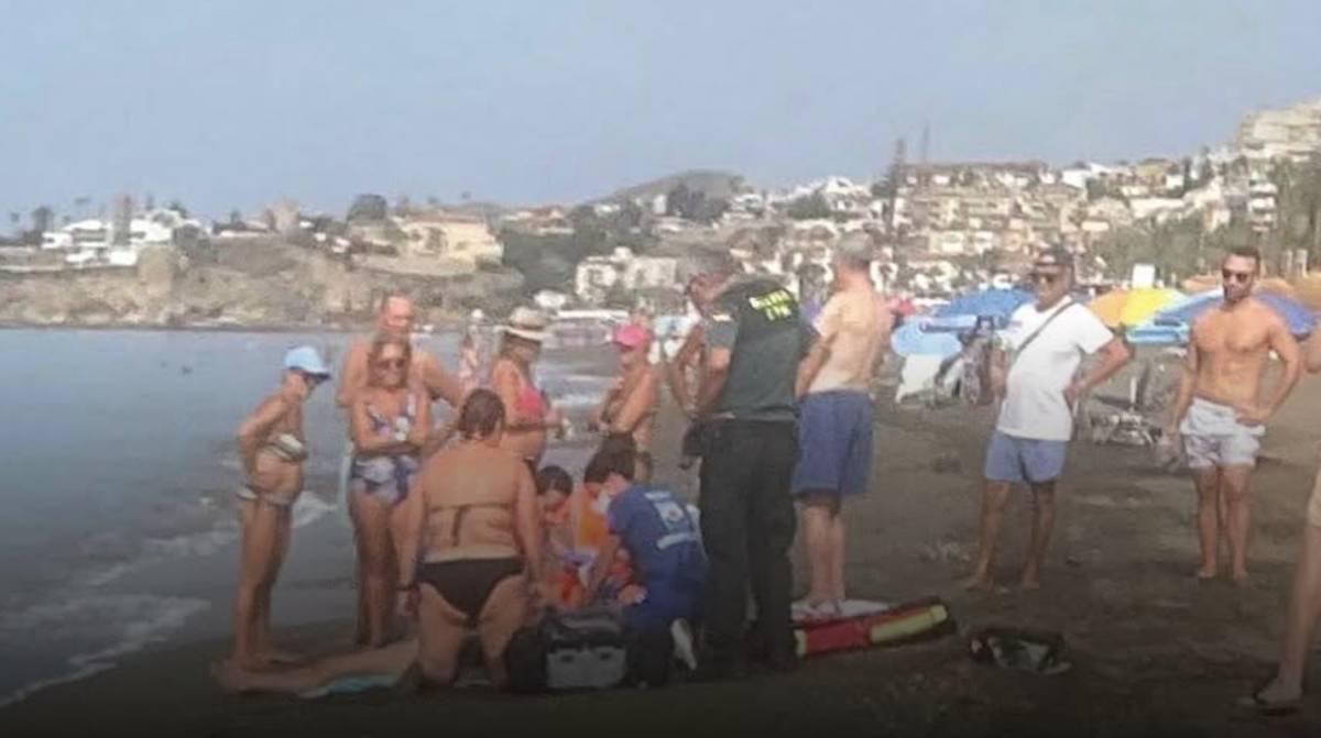Muere una mujer de unos 50 años ahogada en aguas de la playa de Rincón de la Victoria