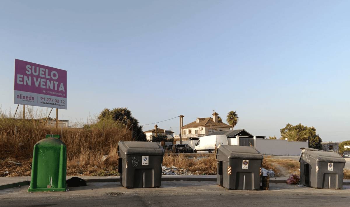 Solar junto a varios bombos de basura, en calle Clérigo. - 
