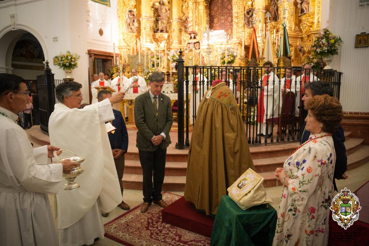 La Virgen del Rocío estrena el guardapolvo y el pañito que lucirá durante su Venida a Almonte