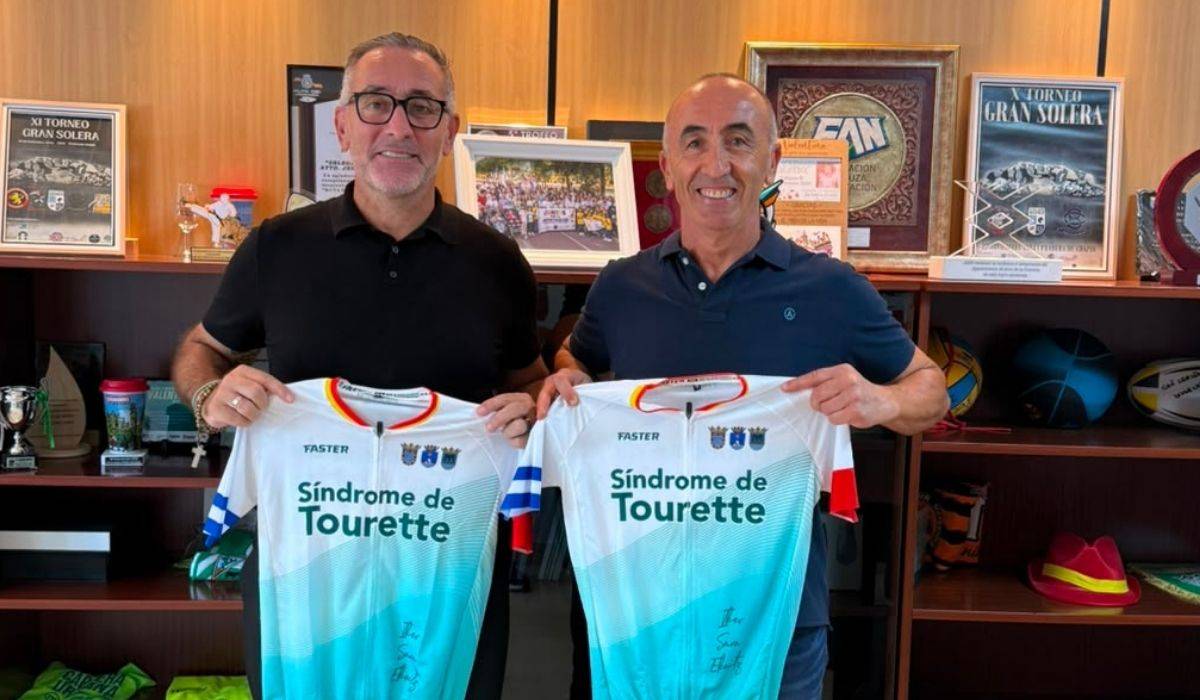 El jerezano 'de hierro' que nadó 15 horas seguidas se marca una nueva 'locura' en bici: todo, por su sobrino y el síndrome que sufre