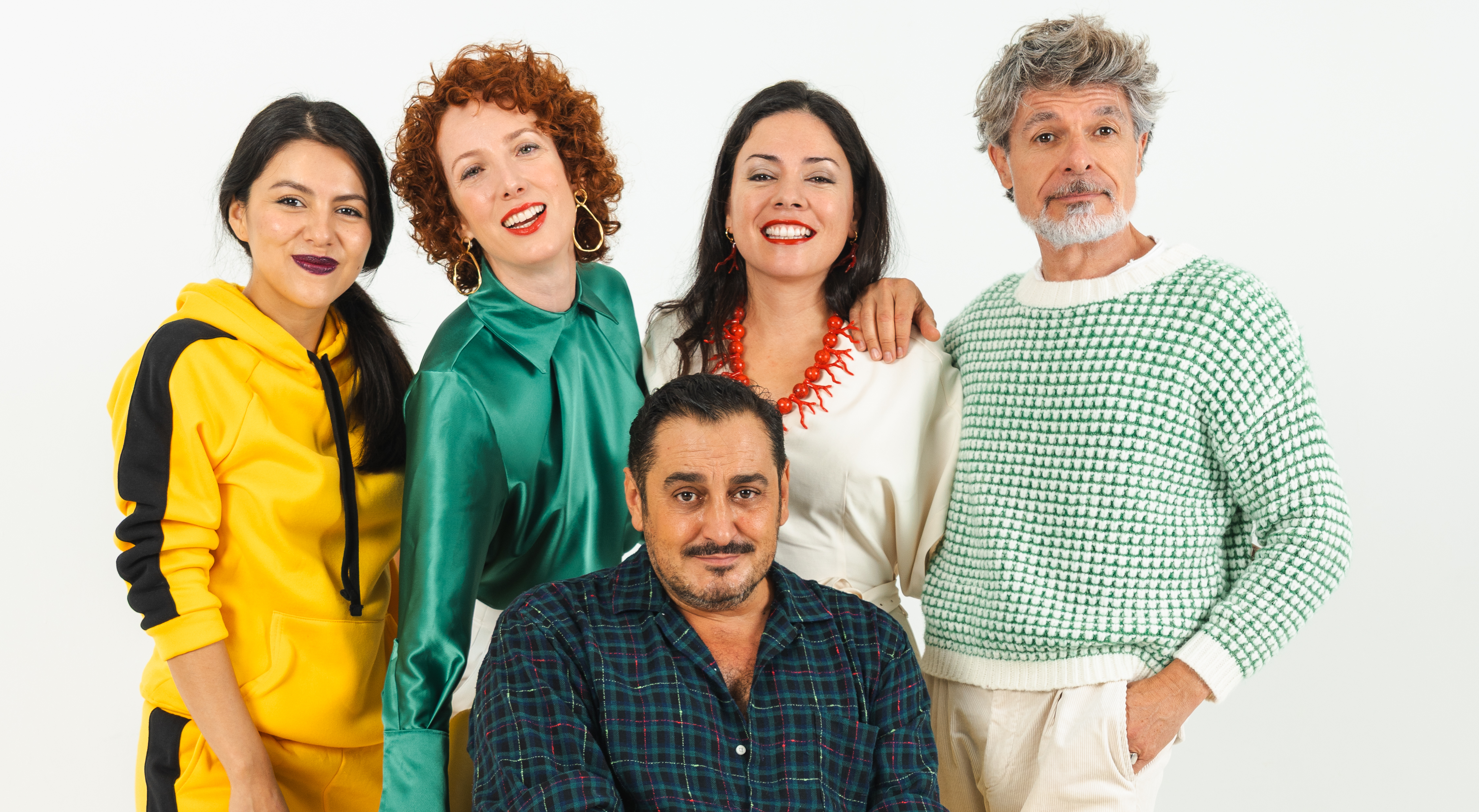 El elenco de actores, con el director, Gabriel Olivares. - El elenco de actores, con el director, Gabriel Olivares.