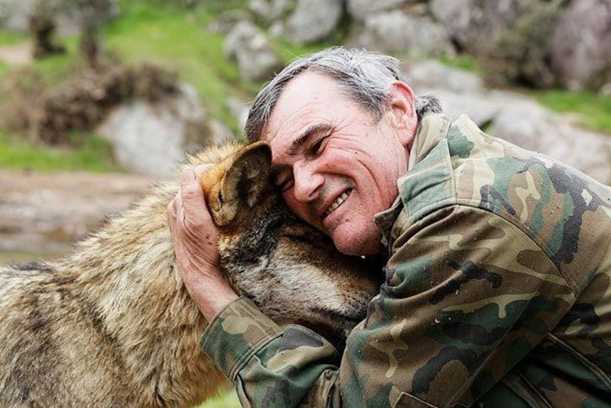 Fallece el 'niño lobo' que pasó su infancia aislado y rodeado de animales en Sierra Morena