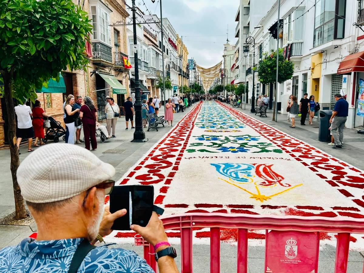Sanlúcar arropa a su Patrona en una jornada grande con las tradicionales alfombras de sal dando color al corazón de la ciudad