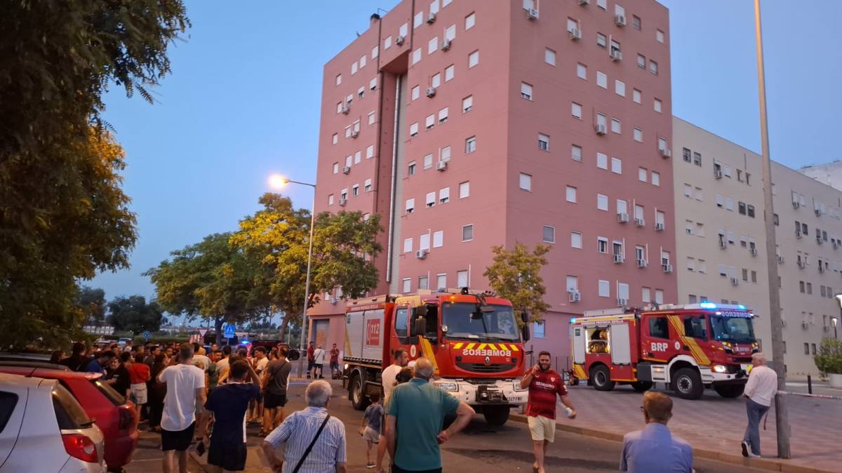 Medio centenar de vecinos, desalojados en Tomares tras un peligroso incendio en el sótano común