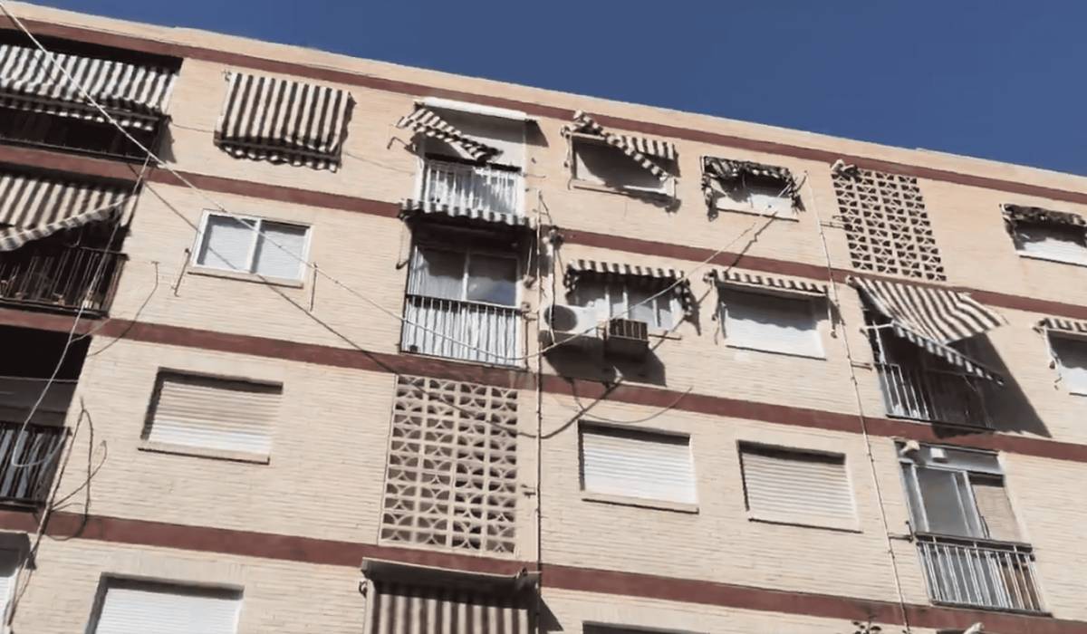 Toldos destrozados por el segundo de los terremotos en Granada. - Toldos destrozados por el segundo de los terremotos en Granada.