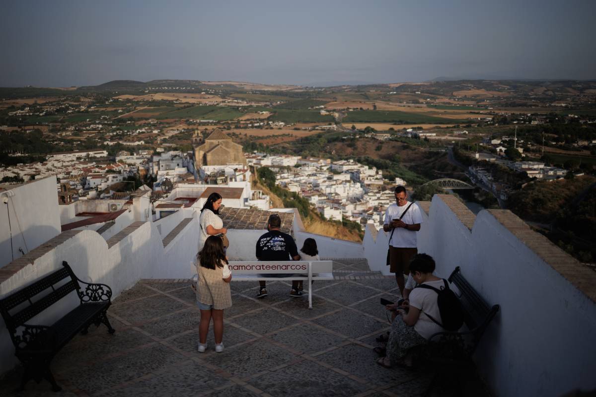 Así es un atardecer de verano en uno de los pueblos más bonitos y con mejores vistas de la Sierra de Cádiz: un recorrido por Arcos