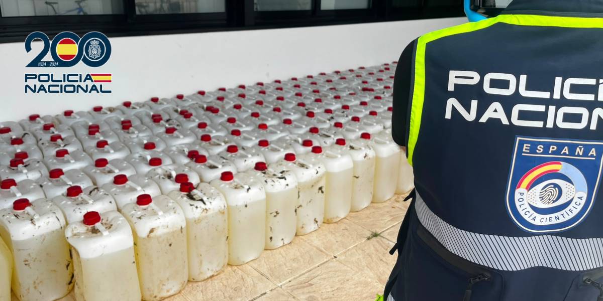 Las petacas de combustible intervenidas. - Las petacas de combustible intervenidas.