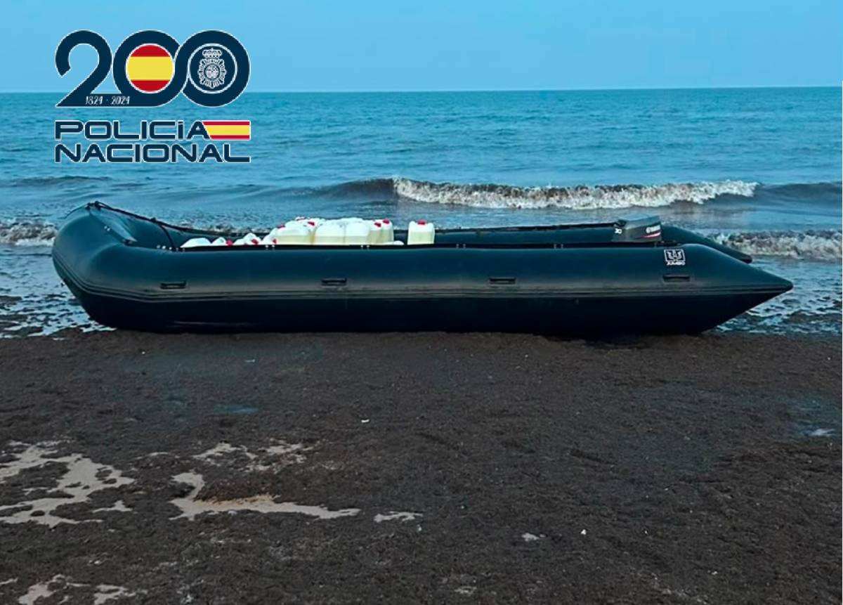 Más de 5.000 litros de combustible, 'perdido' por los narcos entre las playas de Punta Candor y Peginas de Rota en pleno sábado de verano