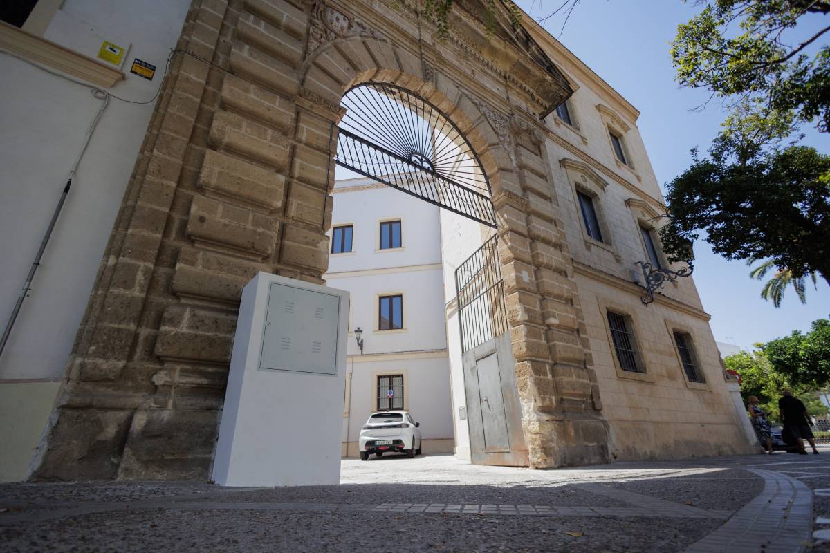 La explicación al 'mamotreto' que ha puesto Endesa a la entrada del antiguo convento de Santo Domingo en el centro de Jerez