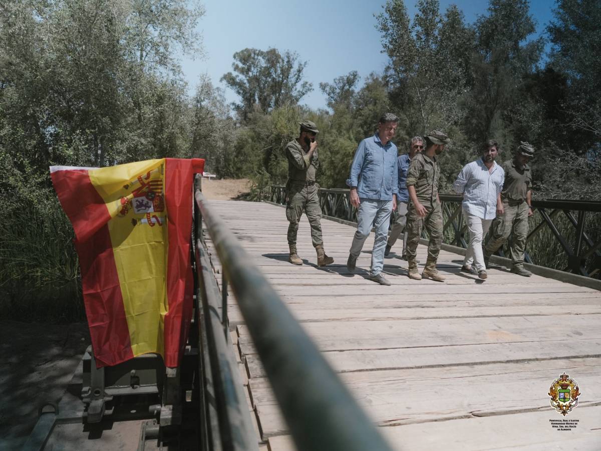 El Ejército instala un puente de 21 metros para facilitar el paso durante la Venida de la Virgen del Rocío