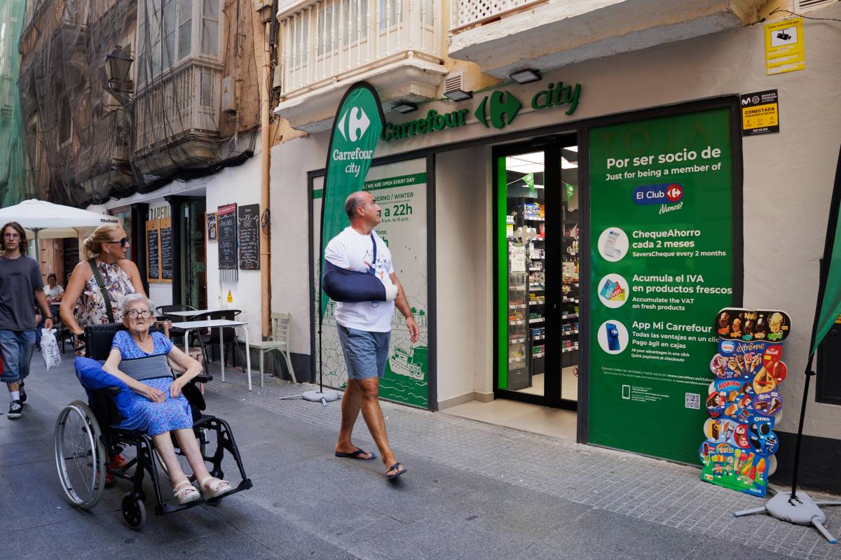 Los nuevos supermercados que se 'apoderan' del centro de Cádiz: la otra cara de la turistificación