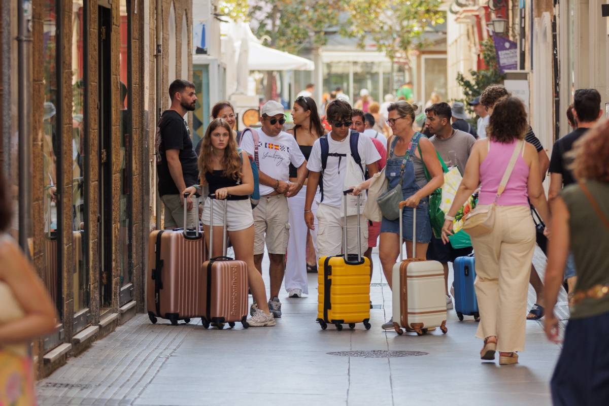 La provincia de Cádiz sigue llena en verano, pero el turista ya no gasta igual: hablan Horeca, chiringuitos, comercios...
