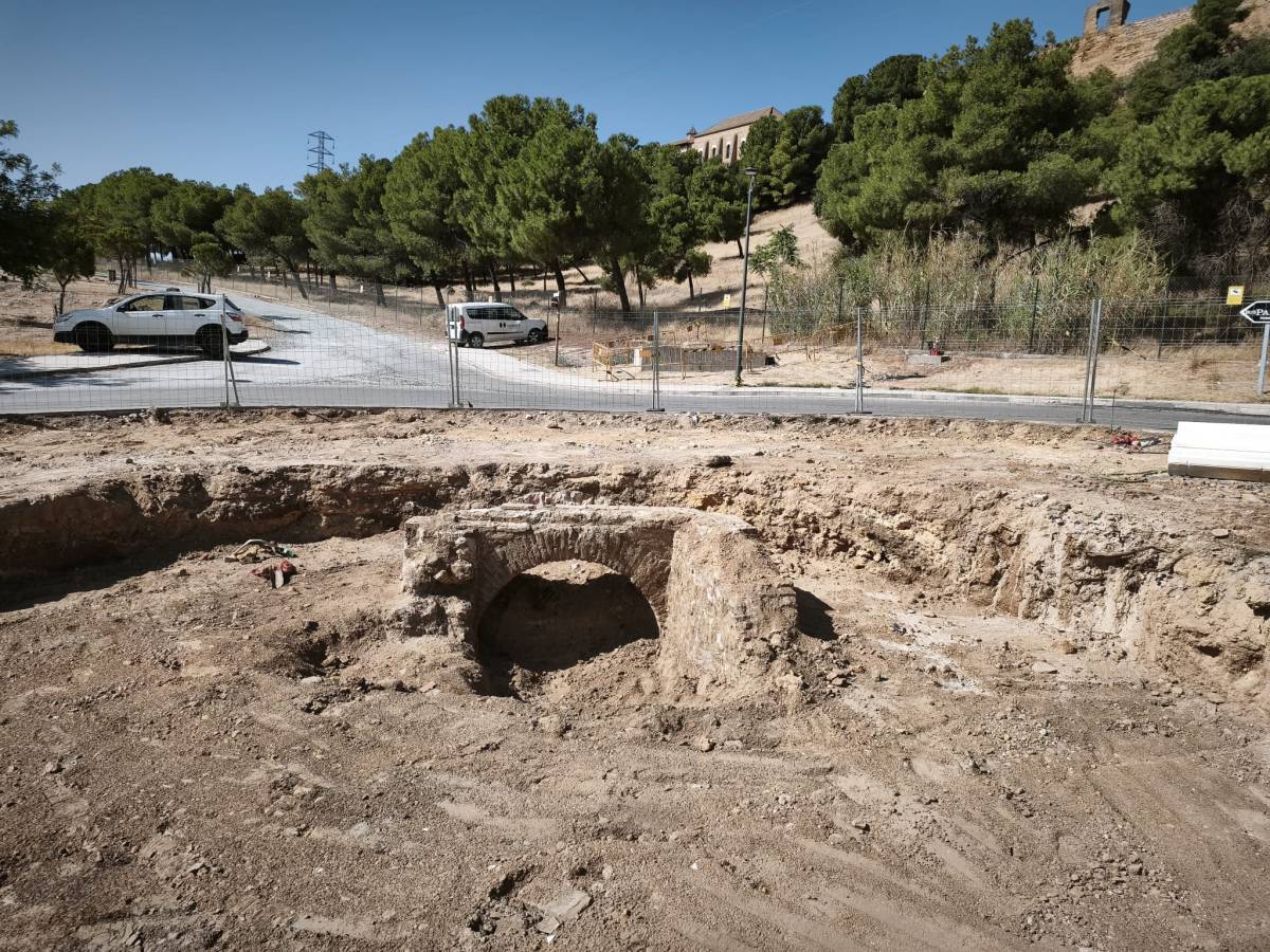 El puente de 400 años que ha 'reaparecido' tras seis décadas escondido bajo una rotonda en Carmona