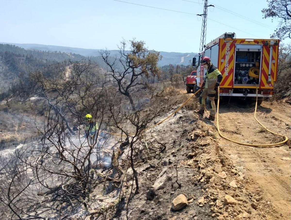 La Aemet da un 90% de probabilidad de chubascos en zonas del incendio de Niebla, que aún no está extinguido